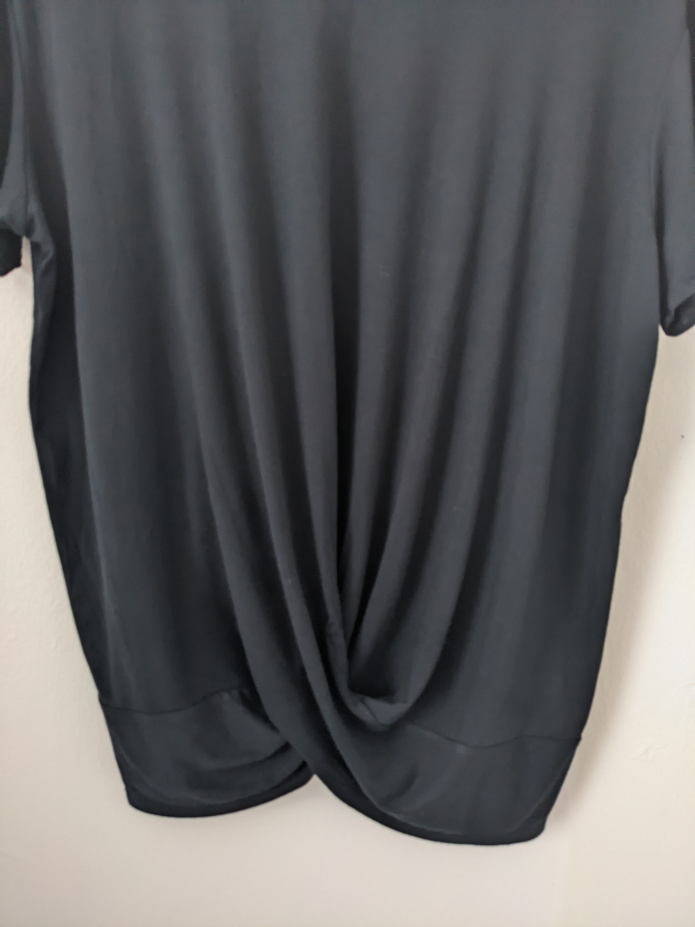 Eddie Bauer Black Short-Sleeve Twist-Front Tee - Picture 7 of 8